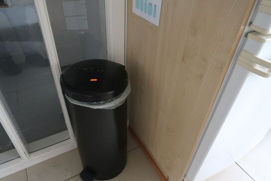 2 stk. skraldespandsstativer samt pedalspand