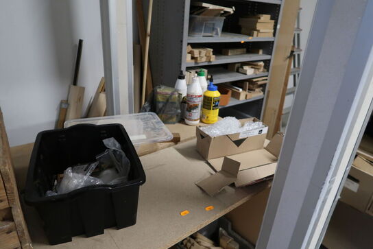 Arbejdsborde/reoler med div. Varelager og værktøj