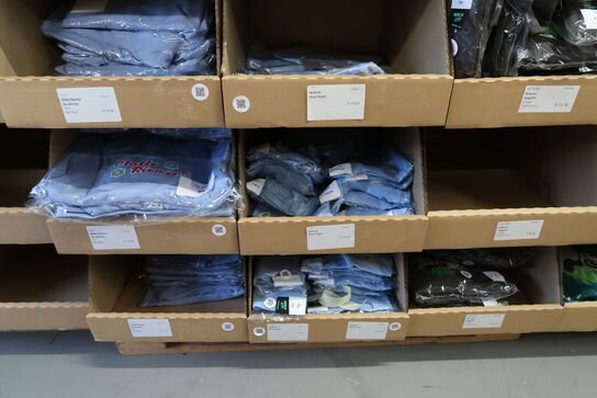 Div. Papkasser med Merchandise bl.a. tasker, tøj, drikkedunke m.m.