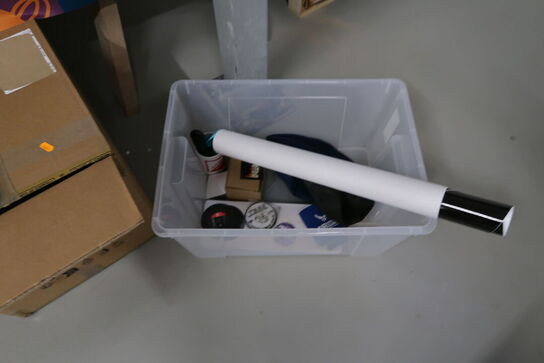 Stole, borde, tøjstativer med div. Tøj m.m.