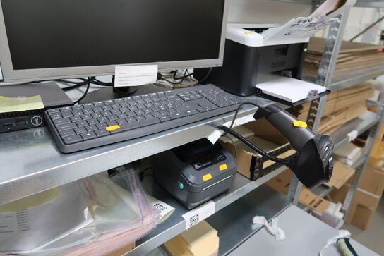 Computerskærm SAMSUNG, computer DELL OptiPlex 3060, printer BROTHER m.m.