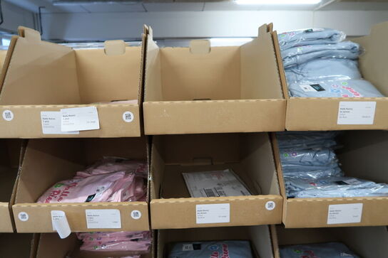 Div. Papkasser med Merchandise bl.a. tasker, tøj, drikkedunke m.m.