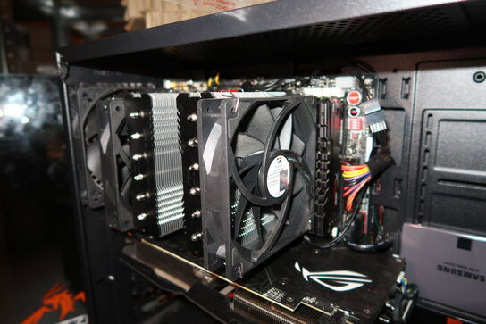 Computerskærm, computer, tastatur, mus m.m.