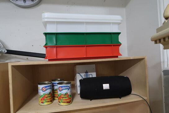 2 stk. vægreoler med indhold