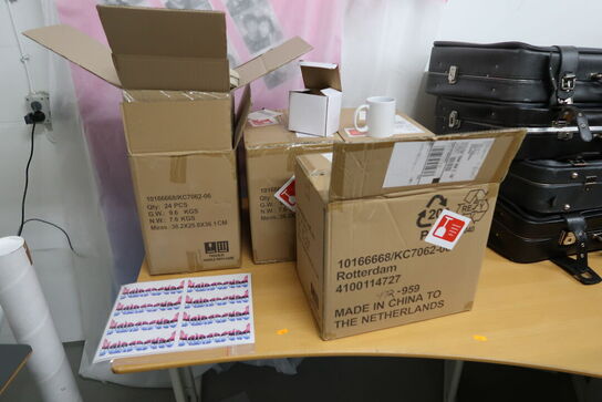 2 stk. hæve/sænke skriveborde med indhold