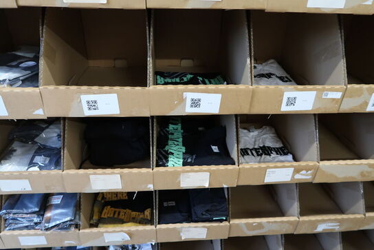 Div. Papkasser med merchandise bl.a. tøj m.m.