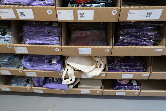 Div. Papkasser med Merchandise bl.a. tøj, huer, penalhuse, tasker m.m.