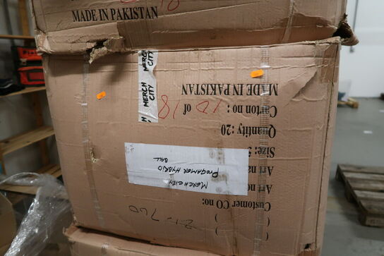 Paller med div. Merchandise bl.a. fodbolde, strømper m.m.