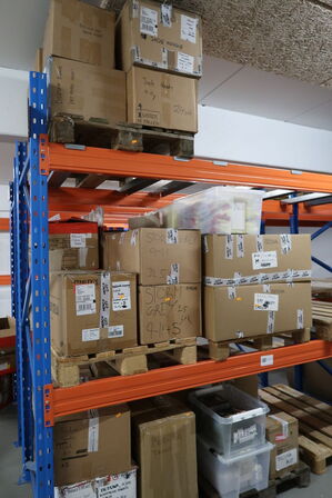 5 stk. paller med div. Merchandise bl.a. tøj, tasker m.m.