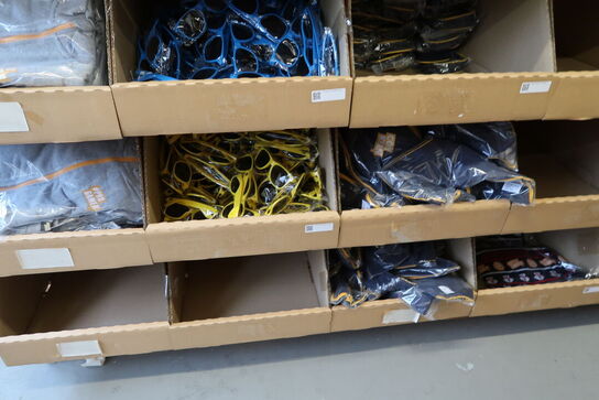 Div. Papkasser med Merchandise bl.a. tøj, kasketter, solbriller m.m.