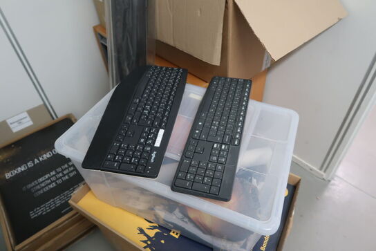 Div. Elektronik, højtalere, skrivebord, merchandise m.m.