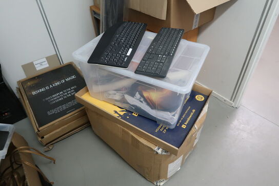 Div. Elektronik, højtalere, skrivebord, merchandise m.m.