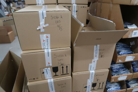 Div. Papkasser med merchandise bl.a. tøj m.m.