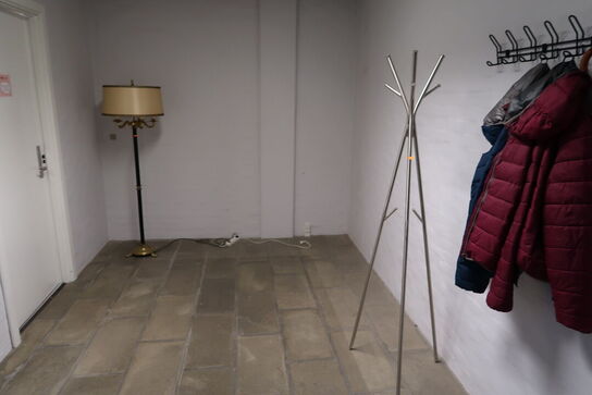 Stumtjener samt bordlampe