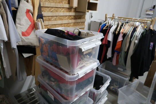 Stole, borde, tøjstativer med div. Tøj m.m.