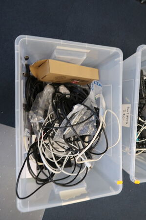 2 stk. kasser med div. Elektronik bl.a. 3 stk. dockstationer LENOVO