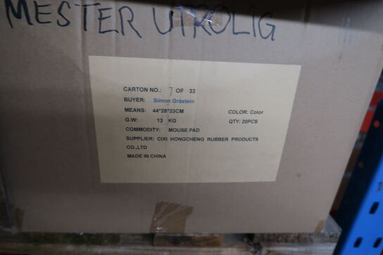 Paller med musemåtter, loftplader samt div. plastikkasser