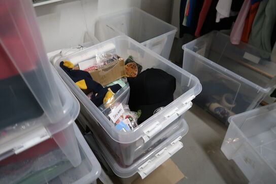 Stole, borde, tøjstativer med div. Tøj m.m.