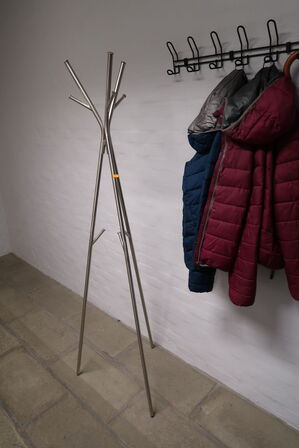 Stumtjener samt bordlampe