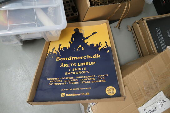 Div. Elektronik, højtalere, skrivebord, merchandise m.m.