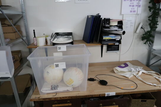 Pakkebord med indhold