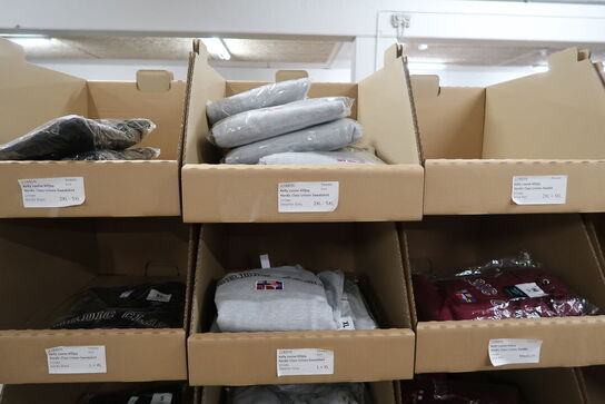 Div. Papkasser med Merchandise bl.a. tøj, kasketter, solbriller m.m.
