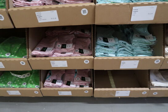 Div. Papkasser med Merchandise bl.a. tøj, huer, penalhuse, tasker m.m.