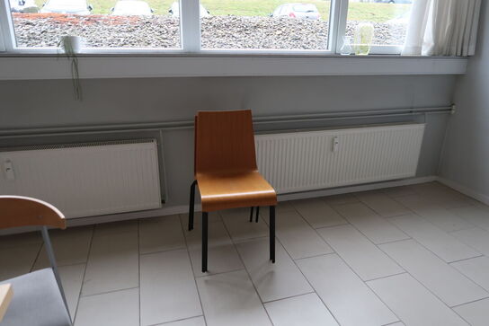 Spisebord med 9 stk. stole, samt bord og 2 stk. stabelstole