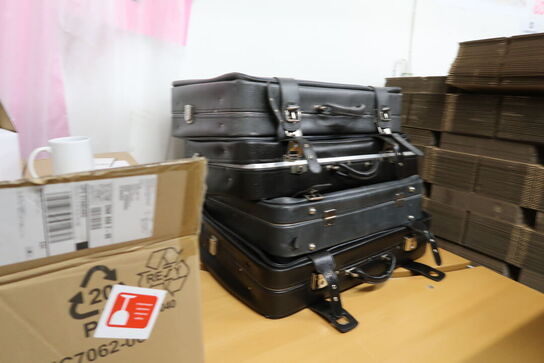 2 stk. hæve/sænke skriveborde med indhold