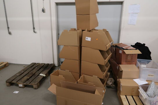 Paller med div. Merchandise, plastikkasser m.m.