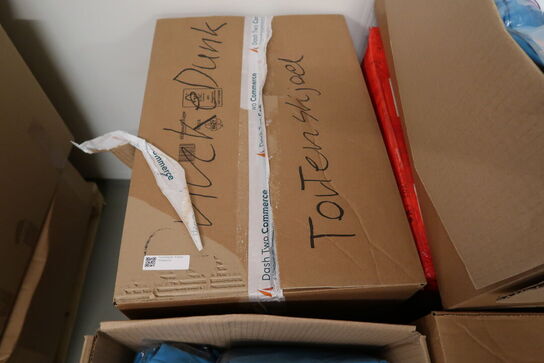 Palle med div. Merchandise bl.a. Tøj, huer m.m.