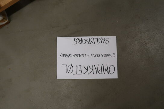 Palle med div. Papkasser (der er 1 ølglas i hver kasse) samt palle med energidrik (gået på dato)