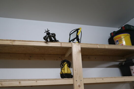 Reol med div. Værktøj og varelager