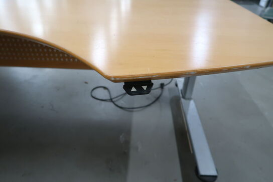 2 stk. hæve/sænke skriveborde samt vogn