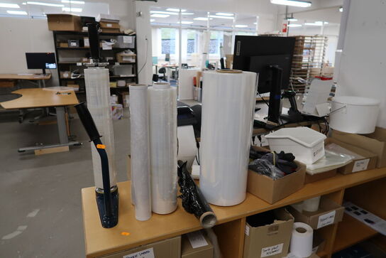 Opbevaringsbur samt 2 stk. reoler med div. Pakkematerialer og palle med indhold