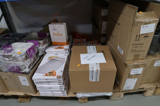 7 stk. paller med div. Merchandise, bl.a. kageforme, bøger, bræddepander m.m.