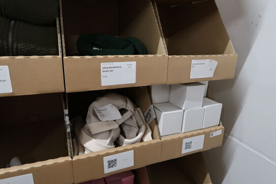 Div. Papkasser med Merchandise bl.a. tøj m.m.
