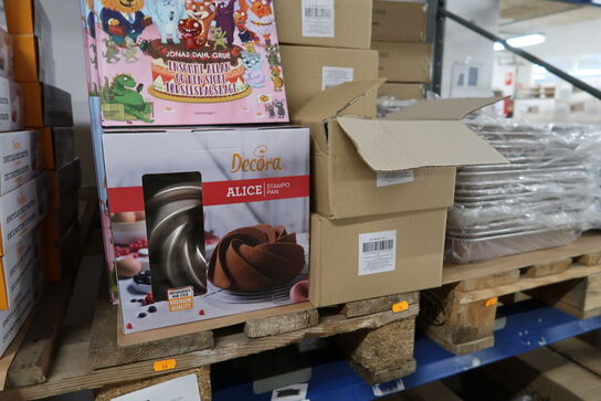 7 stk. paller med div. Merchandise, bl.a. kageforme, bøger, bræddepander m.m.