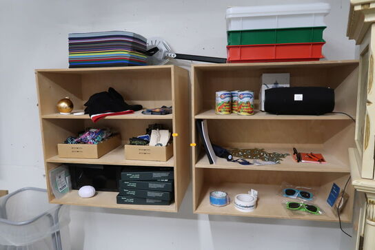 2 stk. vægreoler med indhold