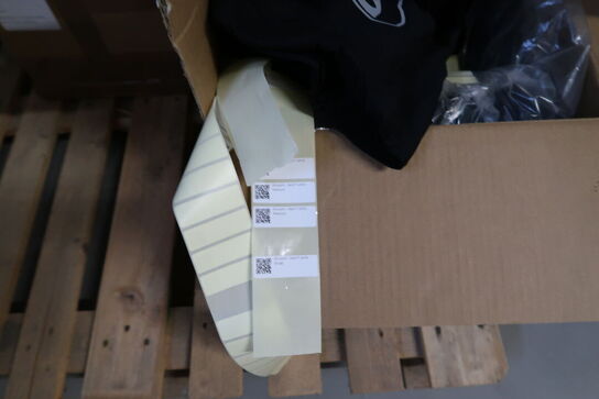 2 stk. paller med div. Merchandise bl.a. tøj, LP'er, bøger m.m.