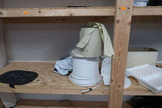 Reol med div. Værktøj og varelager