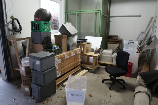 Kontorstol, plastikkasser, trappestige, opbevaringsbord m.m.