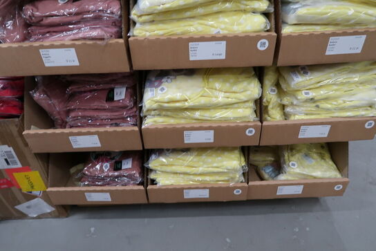 Div. Papkasser med Merchandise bl.a. tasker, tøj, drikkedunke m.m.