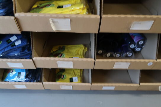 Div. Papkasser med Merchandise bl.a. tøj m.m.