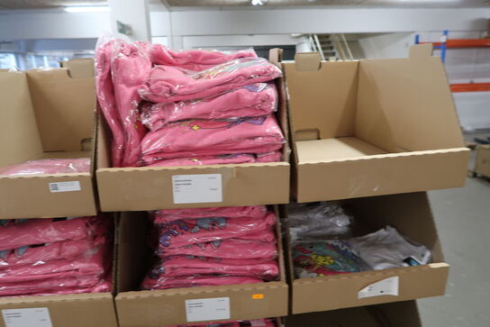 Div. Papkasser med Merchandise bl.a. tøj, huer, penalhuse, tasker m.m.