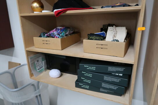 2 stk. vægreoler med indhold