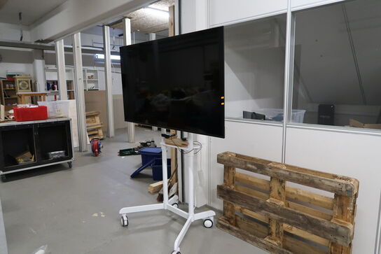 Fjernsyn LG på stativ med konferencekamera