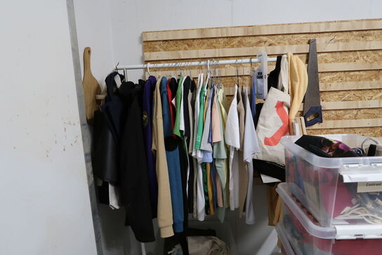 Stole, borde, tøjstativer med div. Tøj m.m.