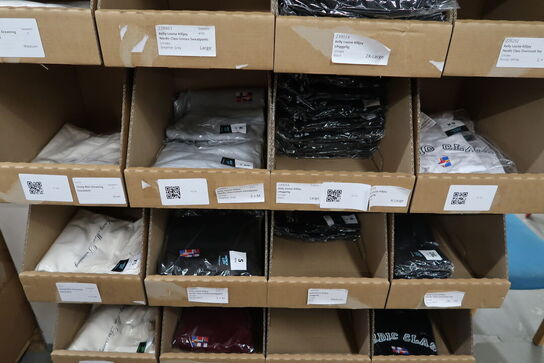 Div. Papkasser med Merchandise bl.a. tøj m.m.