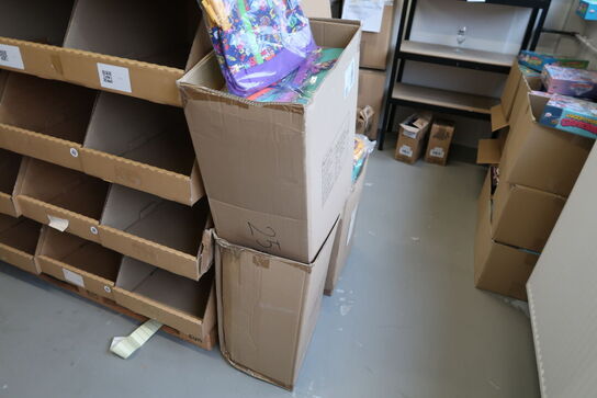 Div. Papkasser med Merchandise bl.a. tøj, huer, penalhuse, tasker m.m.